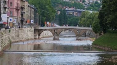 Latin Köprüsü Miljacka Nehri, Saraybosna, Bosna, Yaz Günü. Yüksek kalite 4k görüntü