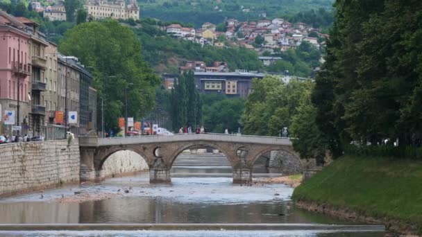 Puente Latino Cinematográfico Sarajevo Bosnia Vista Desde Distancia Pan Imágenes — Vídeos de Stock