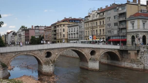 Latin Bridge Miljacka Rivier Sarajevo Bosnië Schietpartij Hoge Kwaliteit Beeldmateriaal — Stockvideo