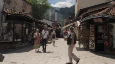 Saraybosna, Bosna - 18 Haziran 2022: Saraybosna 'da Eski Şehirde Dolaşan Turist. Yüksek kalite 4k görüntü