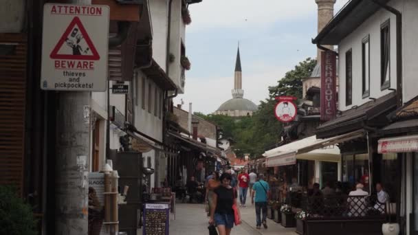 Sarajevo Bosnië Juni 2022 Toeristische Wandelen Oude Stad Moskee Achtergrond — Stockvideo