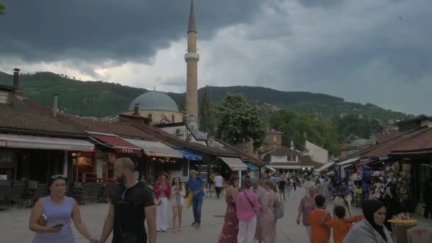 Sarajevo Bosnia Junio 2022 Turista Bascarsija Antigua Plaza Del Bazar — Vídeos de Stock