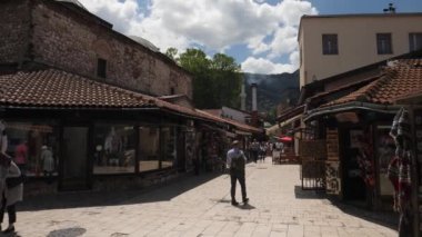 Saraybosna, Bosna - 18 Haziran 2022: Bascarsija 'daki Yürüyüş Mağazaları. Yüksek kalite 4k görüntü