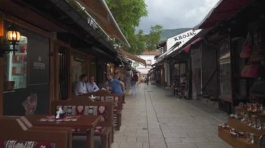 Saraybosna, Bosna - 18 Haziran 2022: Bascarsija 'daki bir kafede yürüyüş. Yüksek kalite 4k görüntü