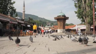 Saraybosna, Bosna - 18 Haziran 2022: Bascarsija Meydanı 'ndaki tarihi Sebilj Çeşmesi. Yüksek kalite 4k görüntü