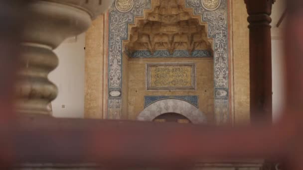 Inngang Ved Gazi Husrev Beg Moskeen Sarajevo Bosnia Tilt Opptak – stockvideo