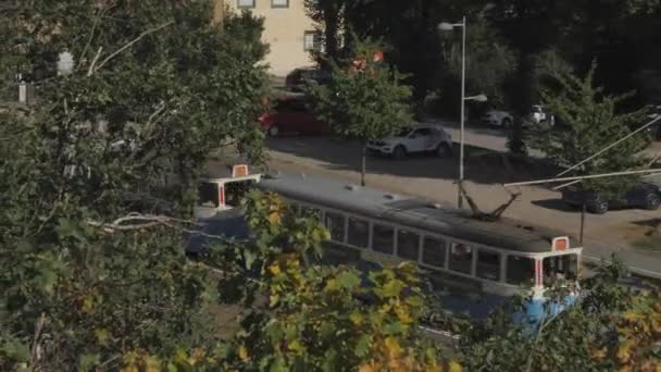 Old Tram Passing Tree Foliage Gotemburgo Suécia High Angle View — Vídeo de Stock
