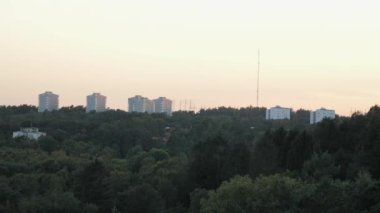 Kortedala Şehir Hava, Orman ve Apartman Binaları, Göteborg, İsveç, Pan. Yüksek kalite 4k görüntü