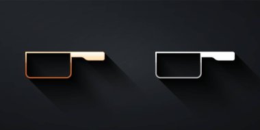 Siyah arka planda izole edilmiş altın ve gümüş tencere simgesi. Ot pişiriyorum. Haşlama ya da güveç besin sembolü. Uzun gölge tarzı. Vektör