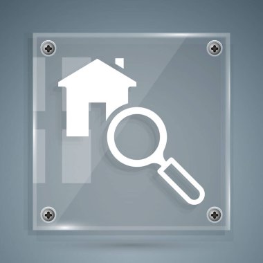 Beyaz Arama Evi simgesi gri arkaplanda izole edildi. Büyüteç altındaki bir evin emlak sembolü. Kare cam paneller. Vektör
