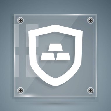 Gri arkaplanda izole edilmiş kalkan simgesi olan beyaz altın külçeler. Bankacılık işi konsepti. Kare cam paneller. Vektör