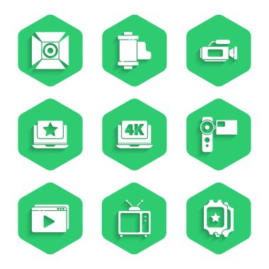 Dizüstü bilgisayarı 4k video, Retro TV, Sinema bileti, kamera, Online oyun, yıldız ve Movie spot ikonu ile ayarla. Vektör