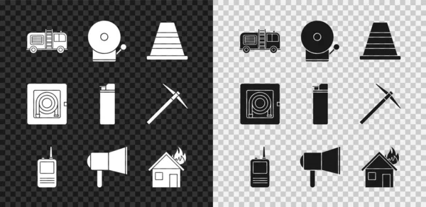 Tűzoltóautó, csengő, közlekedési kúp, walkie talkie, megafon, égő ház, tömlő szekrény és könnyebb ikon. Vektor — Stock Vector