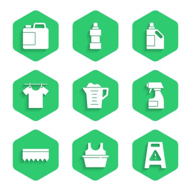Çamaşır deterjanı, gömlekli leğen, ıslak yer, temizlik spreyi, sprey, sünger, kuru giysiler, temizlik malzemesi ve ikon şişesi. Vektör