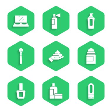 Krem veya losyon kozmetik tüpü, şampuan şişesi, terletici deodorant rulosu, tırnak cilası şişesi, makyaj fırçası ve ayna ikonu ile pudra. Vektör