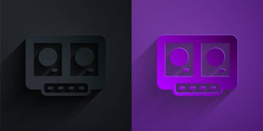 Mor zemin üzerinde izole edilmiş müzik simgesini çalmak ve karıştırmak için kağıt kesimi DJ uzaktan kumandası. DJ karıştırıcı, vinil çalar ve uzaktan kumandayla tamamlandı. Kağıt sanatı tarzı. Vektör