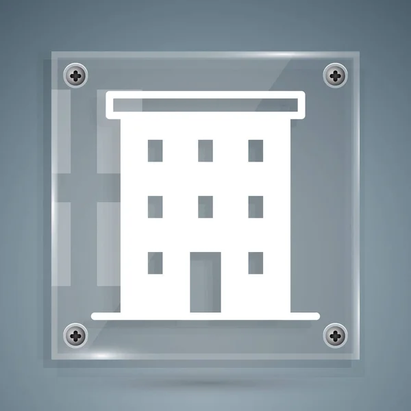 Icona dell'edificio a più piani bianca isolata su sfondo grigio. Pannelli di vetro quadrati. Vettore — Vettoriale Stock