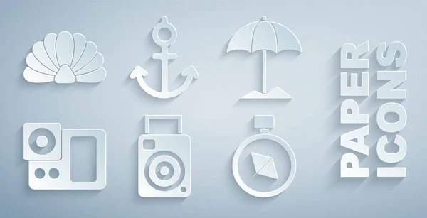 Fotoğraf makinesi, kumsal, pusula, sunucu ve deniz kabuğu simgesi için güneş koruyucu şemsiye ayarlayın. Vektör — Stok Vektör