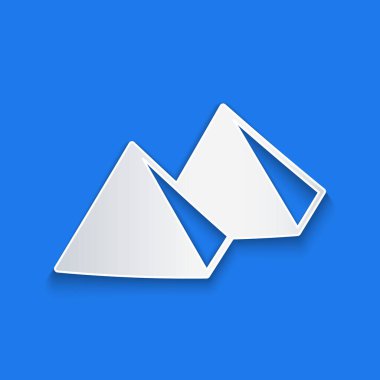 Kağıt kesiği Mısır piramitleri ikonu mavi arka planda izole edilmiş. Antik Mısır 'ın sembolü. Kağıt sanatı tarzı. Vektör