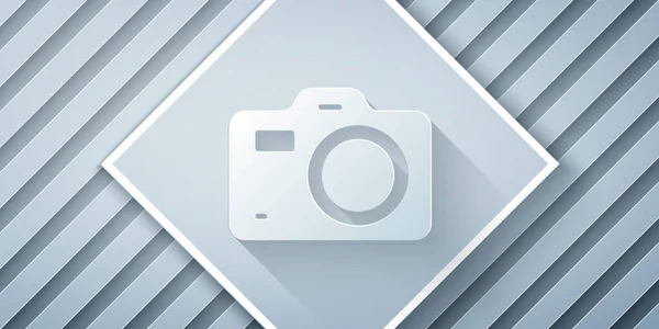 Papiergeschnittene Fotokamera-Ikone isoliert auf grauem Hintergrund. Fotokamera. Digitale Fotografie. Papierkunst. Vektor — Stockvektor