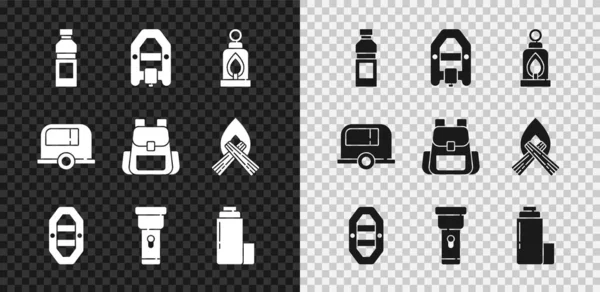 Set Flasche Wasser, Rafting-Boot, Camping-Laterne, Taschenlampe, Thermoskanne, Wohnmobil-Anhänger und Wanderrucksack-Symbol. Vektor — Stockvektor