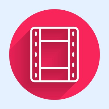 Beyaz çizgi Oynat Video simgesi uzun gölgeyle izole edildi. Film şeridi tabelası. Kırmızı daire düğmesi. Vektör