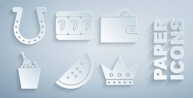 Kumarhane kumar makinesini karpuz, cüzdan parası, şampanya bir buz kovası, King iskambil kağıdı, slot şanslı yedili ve at nalı ikonu ile ayarla. Vektör