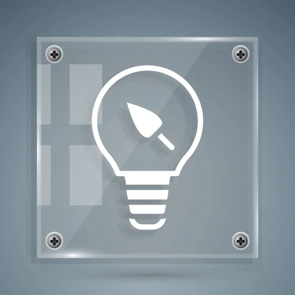 Vit glödlampa med blad ikon isolerad på grå bakgrund. Miljöenergikoncept. Begreppet alternativ energi. Fyrkantiga glasskivor. Vektor — Stock vektor