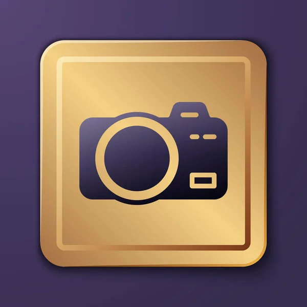 Ícone de câmera de foto roxa isolado no fundo roxo. Câmara fotográfica. Fotografia digital. Botão quadrado dourado. Vetor — Vetor de Stock