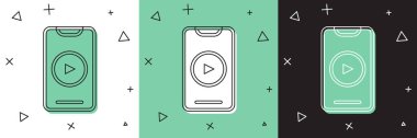 Çevrimiçi oynatma simgesini beyaz ve yeşil, siyah arkaplanda izole et. Akıllı telefon ve üzerinde oyun işareti olan film şeridi. Vektör.