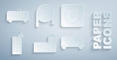 İtfaiye binası, yangın alarmı, yangın söndürme binası, ambulans ve acil durum arabası, hortum makarası ve kamyon ikonu. Vektör