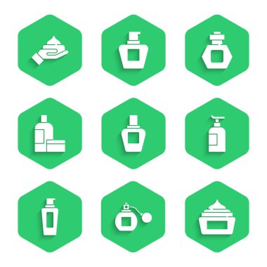 Parfüm, krem ya da losyon kozmetik tüpü, bir şişe şampuan ve ikon hazırla. Vektör