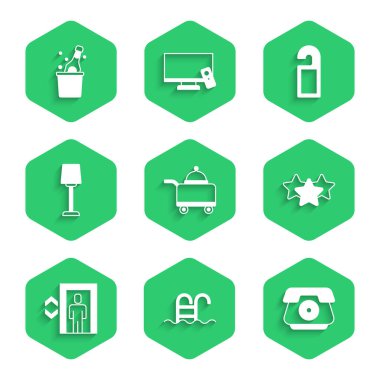 Tepsi dolusu yiyecek, yüzme havuzu, telefon ahizesi, yıldız derecesi, kaldırma, masa lambası, lütfen rahatsız etmeyin ve şampanya ikonunu şişeleyin. Vektör