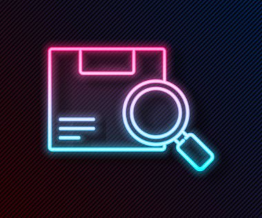 Parlayan neon hattı Arama paketi simgesi siyah arkaplanda izole edildi. Paket takibi. Büyüteç ve karton kutu. Lojistik ve teslimat. Vektör İllüstrasyonu.