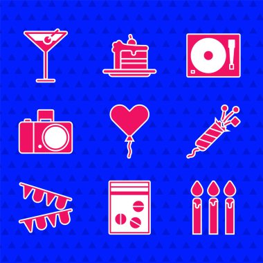 Balonu kalp şeklinde ayarla, plastik poşet uyuşturucu, doğum günü pastası mumları, havai fişek roketi, bayraklı karnaval çelengi, fotoğraf makinesi, vinil disk ve martini cam ikonu. Vektör