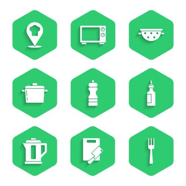 Biber, kesme tahtası, et helikopteri, çatal, bir şişe zeytinyağı, elektrikli su ısıtıcısı, yemek tenceresi, mutfak süzgeci ve konum ikonlu şef şapkası. Vektör