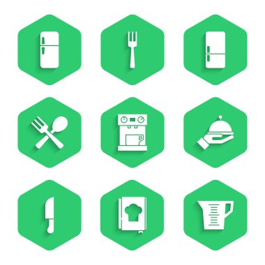 Kahve makinesi, yemek kitabı, ölçü kabı tepsi, bıçak, çapraz çatal ve kaşıkla kaplı, buzdolabı ve ikon. Vektör