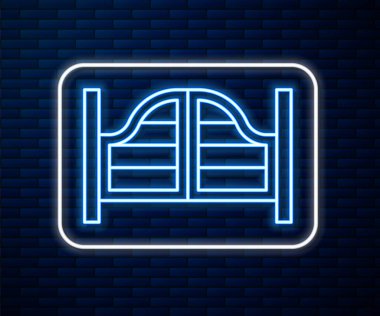 Parlayan neon hattı Eski batı sallanan salon kapısı ikonu tuğla duvar arkasında izole edilmiş. Vektör.