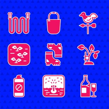 Su geçirmez lastik bot, otomatik sulama fıskiyeleri, camlı şarap şişesi, çilek çalısı, gübre için bahçe spreyi, bitki, horoz rüzgar gülü ve hortum ikonu. Vektör