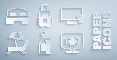 Şampanya şişesini cam, akıllı televizyon, güneş yatağı şemsiyesi, yıldız puanı, bavul ve otel odası ikonu ile ayarla. Vektör