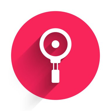 Beyaz kızartma ikonu uzun gölgeli izole edilmiş. Kızartma veya kızartma gıda sembolü. Kırmızı daire düğmesi. Vektör.