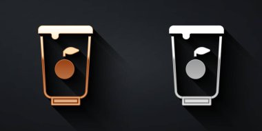 Altın ve gümüş Yoğurt kabı simgesi siyah arka planda izole edildi. Plastik bardakta yoğurt. Uzun gölge tarzı. Vektör.