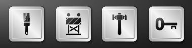Boya fırçası, yol bariyeri, çekiç ve eski anahtar simgesi. Gümüş kare düğme. Vektör.