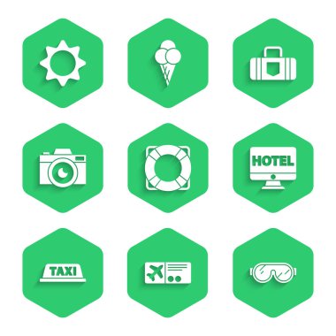 Lifebuoy 'u, uçak biletini, kayak gözlüklerini, online otel rezervasyonunu, taksi arabasının çatısını, fotoğraf makinesini, bavulunu ve Sun ikonunu ayarla. Vektör