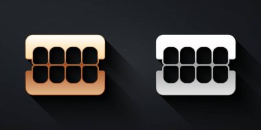 Siyah arkaplanda altın ve gümüş sahte çene simgesi var. Diş çene ya da takma dişler, kesici dişli takma dişler. Uzun gölge tarzı. Vektör.