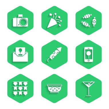 Havai fişek roketi, kasede karışık punç, Martini bardağı, doğum günü mesajlı mobil, karnaval çelengi bayrakları, davetiye, şeker ve fotoğraf makinesi ikonu. Vektör