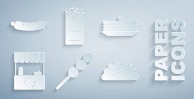 Köfteleri tahta sopaya, krep yığınına tenteli sokak tezgahına, Taco tortilla 'ya, Doner kebap' a ve Hotdog sandviç ikonuna koy. Vektör