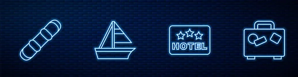 Linienschild mit Text Hotel, Snowboard, Yacht Segelboot und Koffer. Leuchtendes Neon-Symbol an der Ziegelwand. Vektor — Stockvektor