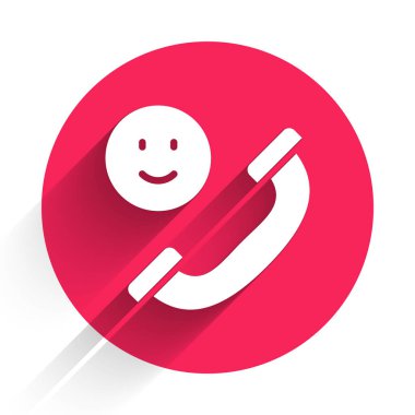 Cep telefonu simgesinden gelen beyaz arama uzun gölgeyle izole edildi. Arkadaşlar arar. Kırmızı daire düğmesi. Vektör.