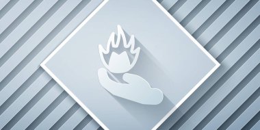 Kağıt kesiği El, gri arka planda izole edilmiş bir ateş ikonu tutuyor. Kağıt sanatı tarzı. Vektör.